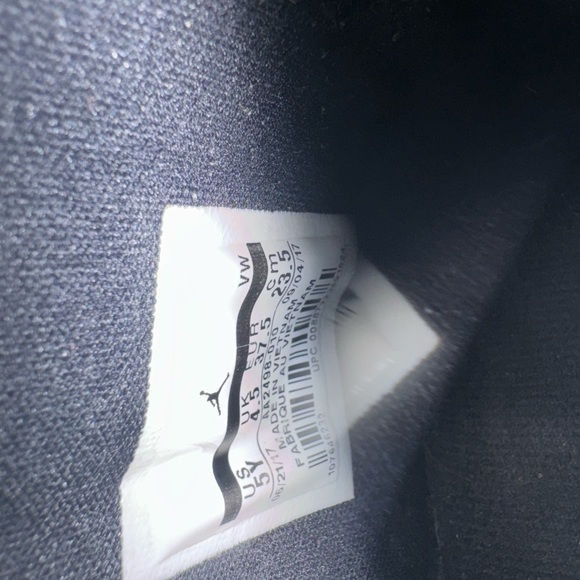 Nike Air Jordan (Youth) - Picture 3 of 4